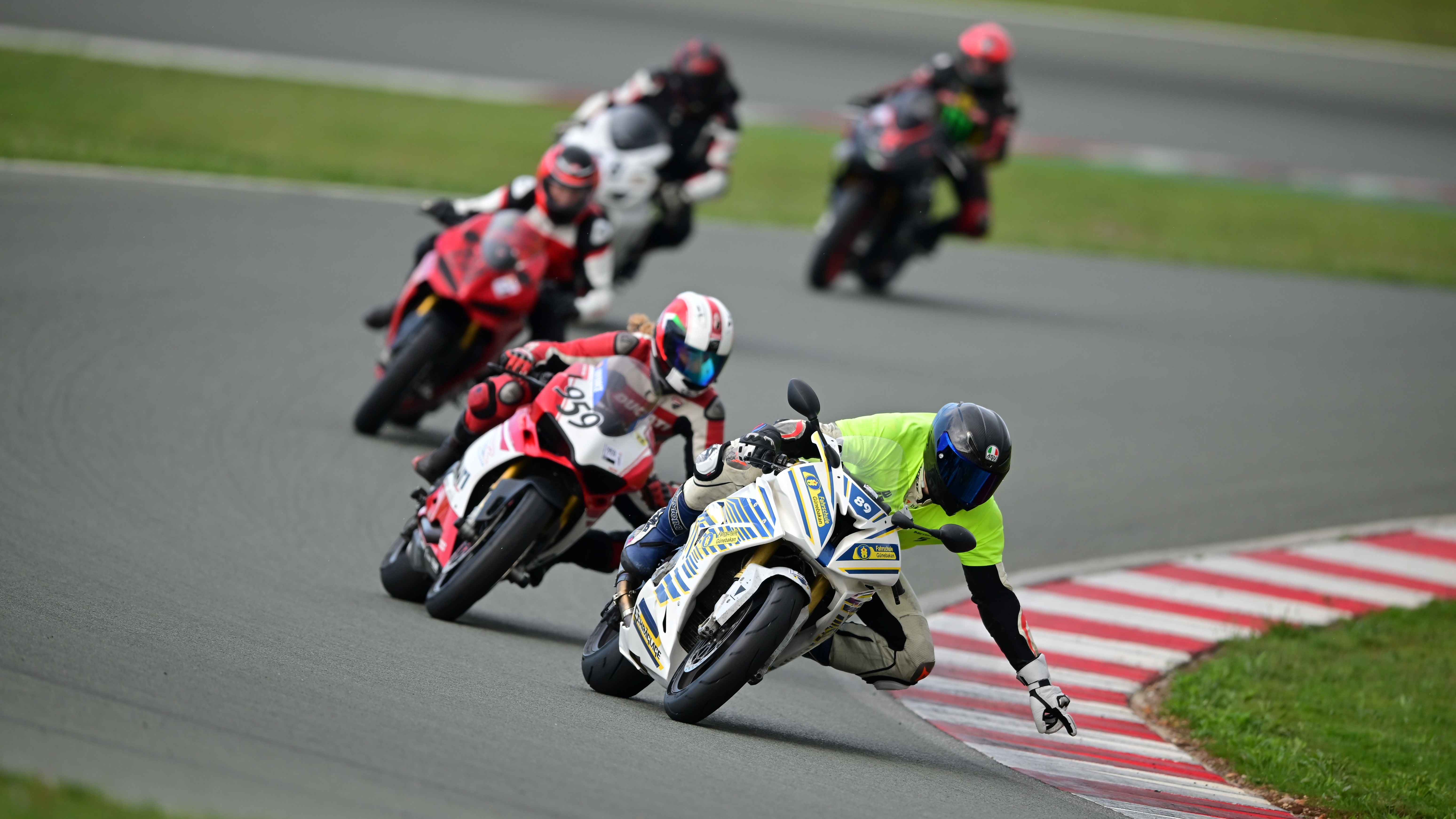 Rennstrecke erleben – Ausbildung vertiefen – Mit Freunden fahren